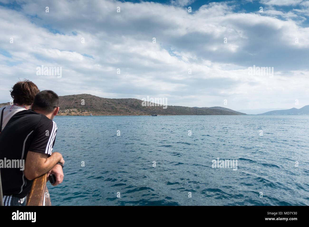 Vue arrière d'amis voyageant on cruise ship Banque D'Images