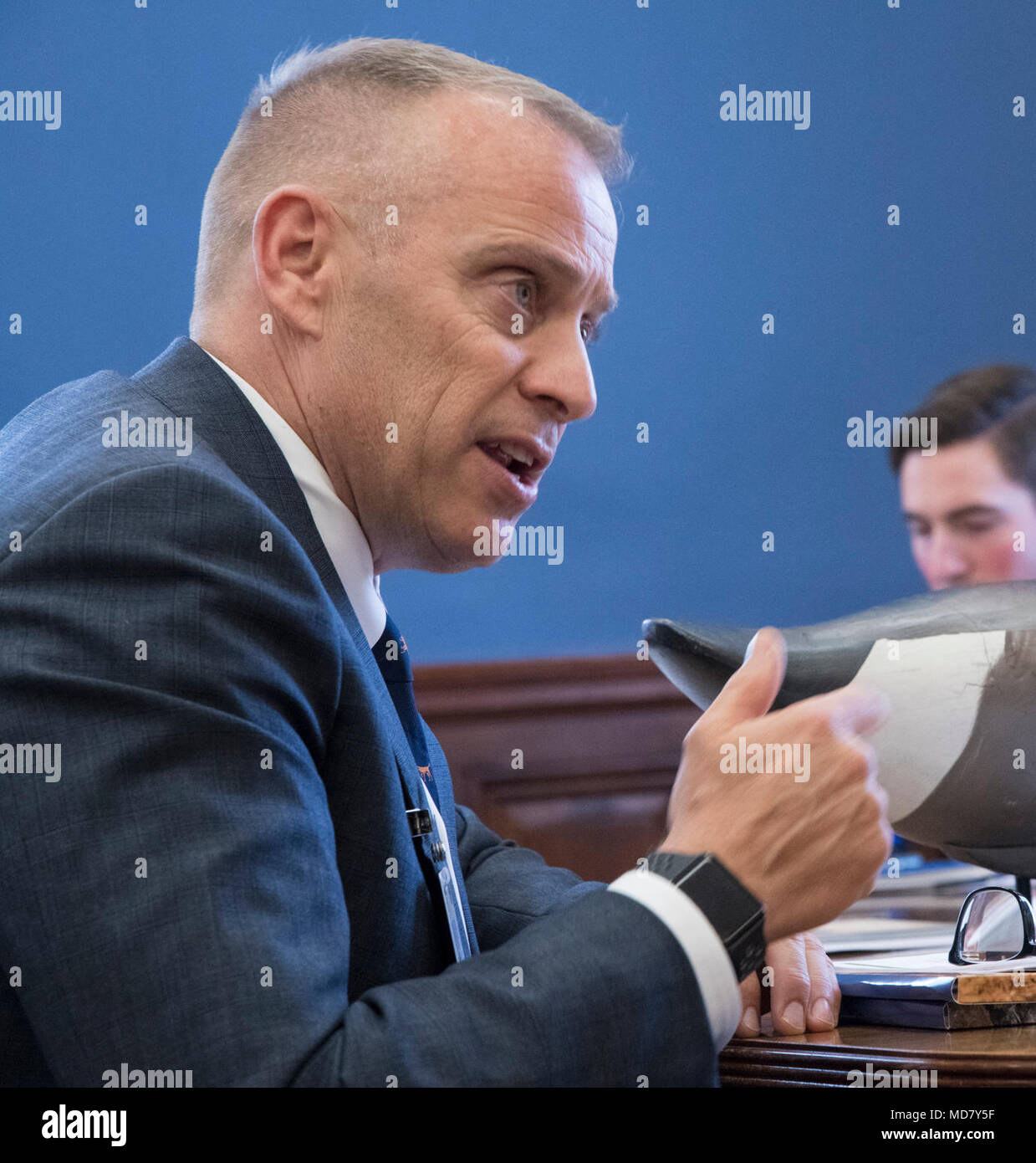 National Fish and Wildlife Foundation (NFWF) Directeur exécutif Jeff Trandahl parle le secrétaire à l'Agriculture des États-Unis Sonny Perdue au ministère de l'Agriculture des États-Unis (USDA), siège à Washington, D.C. le 23 mars 2018. La NFWF était affrété par le Congrès en 1984 pour protéger et assainir les poissons, la faune, les plantes et les habitats. En collaborant avec les partenaires, les entreprises et les particuliers, NFWF a financé plus de 4 500 organisations et engagé plus de 3,8 milliards de dollars à des projets de conservation. Banque D'Images