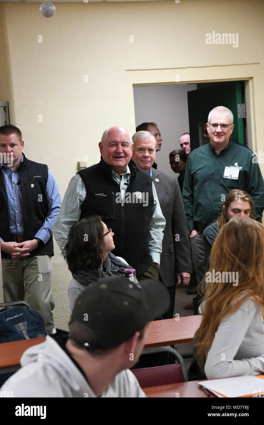 Secrétaire de l'Agriculture Sonny Perdue parlant aux élèves et professeurs de l'Université du Michigan's College de l'Agriculture et des Ressources naturelles, et des visites de l'agriculture du collège research lab, East Lansing, MI, le 3 avril 2018. Banque D'Images