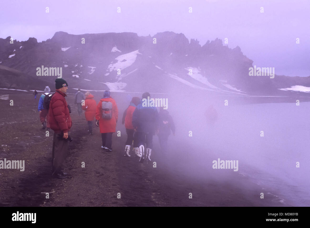 La vapeur provenant de sources géothermiques, Deception Island, péninsule antarctique. Banque D'Images