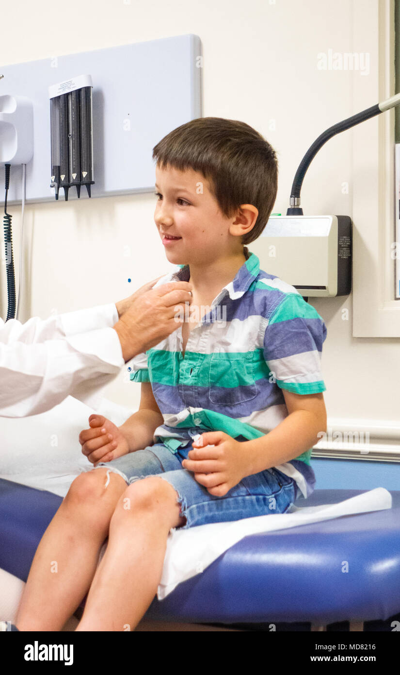 Doctor examining boy à la clinique Banque D'Images