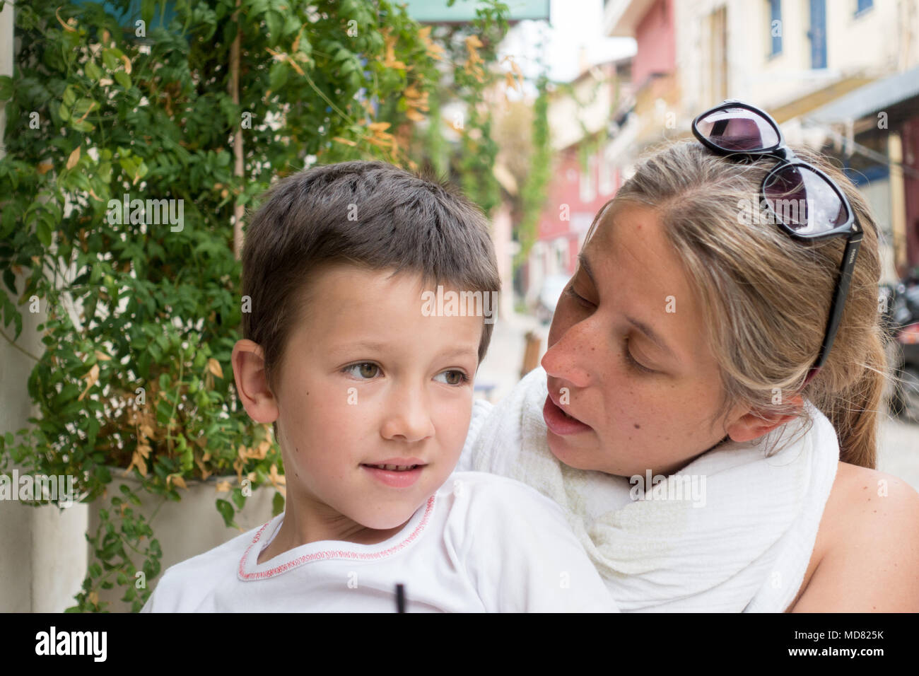 Mère avec son petit fils à l'extérieur, Crète, Grèce Banque D'Images