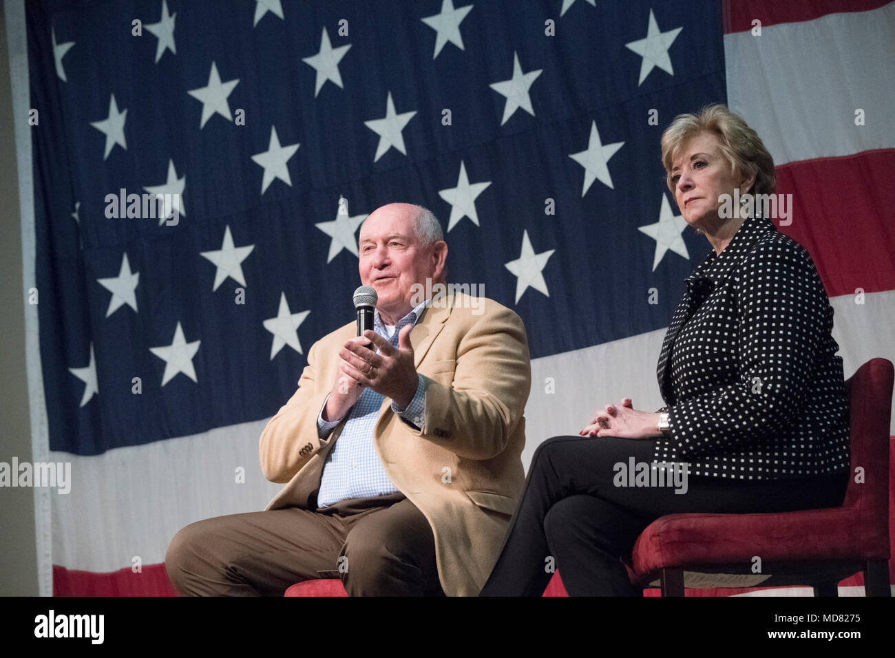Secrétaire de l'Agriculture des États-Unis Sonny Perdue et Small Business Administration (SBA) Administrator Linda McMahon, prendre part à un déjeuner de travail et conversation avec la Chambre de commerce de Lima, et l'Ohio Farm Bureau, à Lima, OH, le 4 avril 2018. Cela fait partie de la troisième "retour à nos racines" RV d'. "Comme toujours, notre 'Retour aux sources' RV excursion est une occasion de sortir de Washington, D.C. d'entendre directement le peuple américain dans la communauté agricole," a déclaré le secrétaire perdue. "Alors que le Congrès continue son travail sur le projet de loi sur l'agriculture, la prospérité rurale, l'agriculture et bien d'autres p Banque D'Images