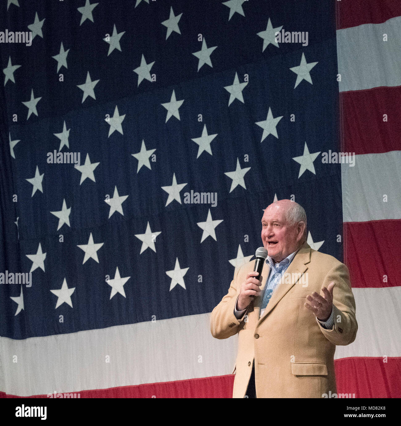 Secrétaire de l'Agriculture des États-Unis Sonny Perdue et Small Business Administration (SBA) Administrator Linda McMahon, prendre part à un déjeuner de travail et conversation avec la Chambre de commerce de Lima, et l'Ohio Farm Bureau, à Lima, OH, le 4 avril 2018. Cela fait partie de la troisième "retour à nos racines" RV d'. "Comme toujours, notre 'Retour aux sources' RV excursion est une occasion de sortir de Washington, D.C. d'entendre directement le peuple américain dans la communauté agricole," a déclaré le secrétaire perdue. "Alors que le Congrès continue son travail sur le projet de loi sur l'agriculture, la prospérité rurale, l'agriculture et bien d'autres p Banque D'Images
