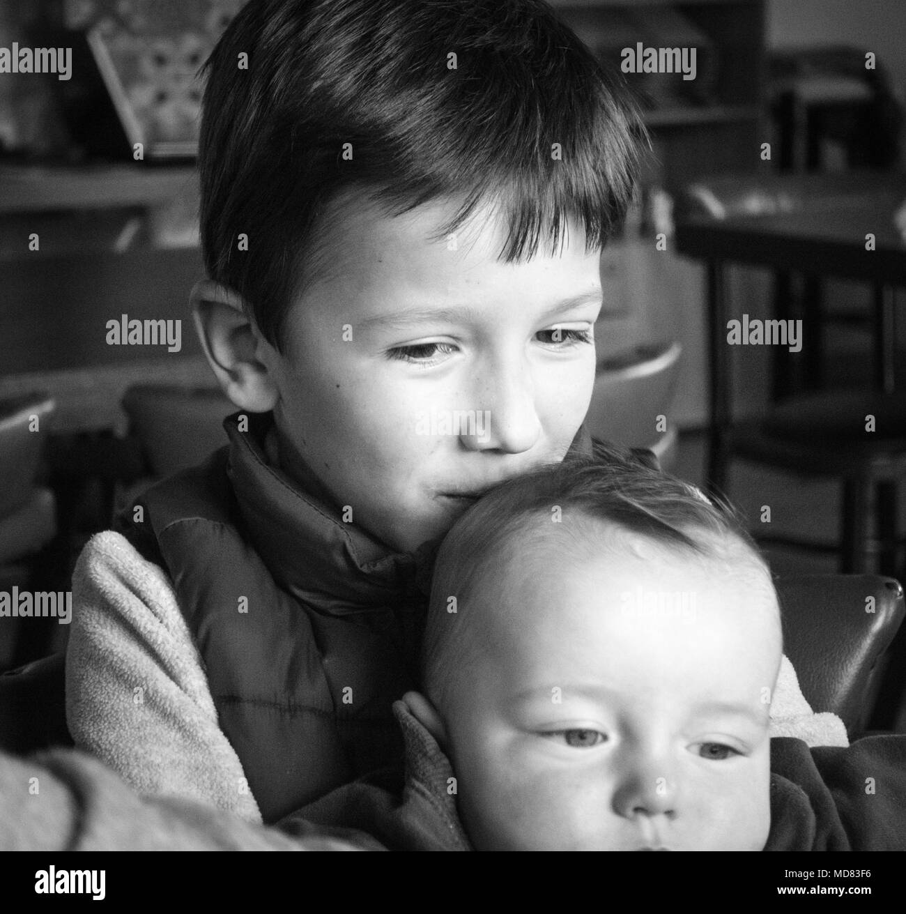 Portrait of boy holding baby brother, Grèce Banque D'Images