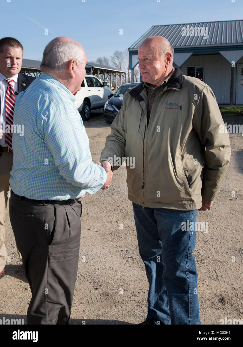 Secrétaire de l'Agriculture des États-Unis Sonny Perdue du sorgho et de l'usine de visites à la ferme et rencontre avec le propriétaire Danny Townsend pour discuter des possibilités et des défis pour les anciens combattants dans l'agriculture. Après, le secrétaire tiendra un point de presse, Jeffersonville, KY, le 6 avril 2018. Banque D'Images