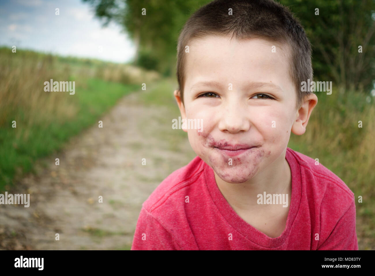 Close-up of boy avec bouche malpropre Banque D'Images