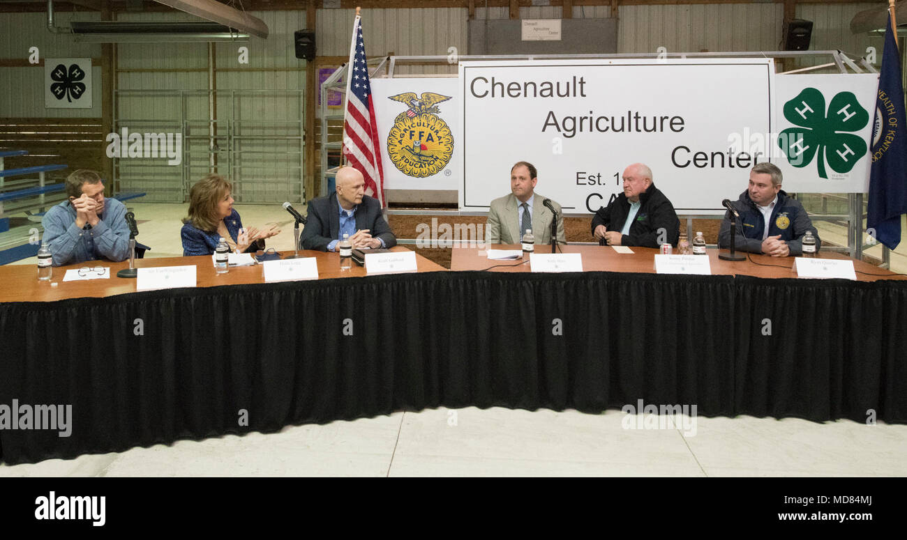 Secrétaire de l'Agriculture des États-Unis Sonny Perdue le tour Montgomery County High School avec le Département de l'Agriculture de l'Agriculture de l'école Administrateur M. Jeffery Arnett, et participe aujourd'hui à une table ronde avec les dirigeants de l'agriculture locale, dans la région de Mount Sterling, KY, le 6 avril 2018. Banque D'Images