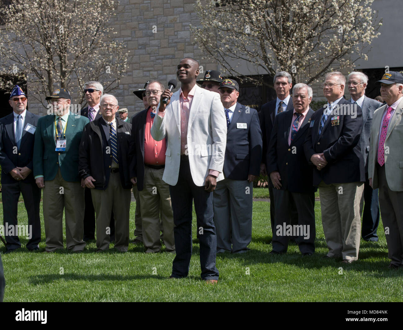 Le Kentucky State titre "My Old Kentucky Home" est chanté avec les anciens combattants présents, pour les cérémonies d'ouverture, au cours de secrétaire de l'Agriculture des États-Unis Sonny Perdue's tour de Keeneland Race Track, à Lexington, KY, le 6 avril 2018. Cela fait partie de la troisième "retour à nos racines" RV d'. "Comme toujours, notre 'Retour aux sources' RV excursion est une occasion de sortir de Washington, D.C. d'entendre directement le peuple américain dans la communauté agricole," a déclaré le secrétaire perdue. "Alors que le Congrès continue son travail sur le projet de loi sur l'agriculture, la prospérité rurale, l'agriculture et de nombreux autres prioritie Banque D'Images