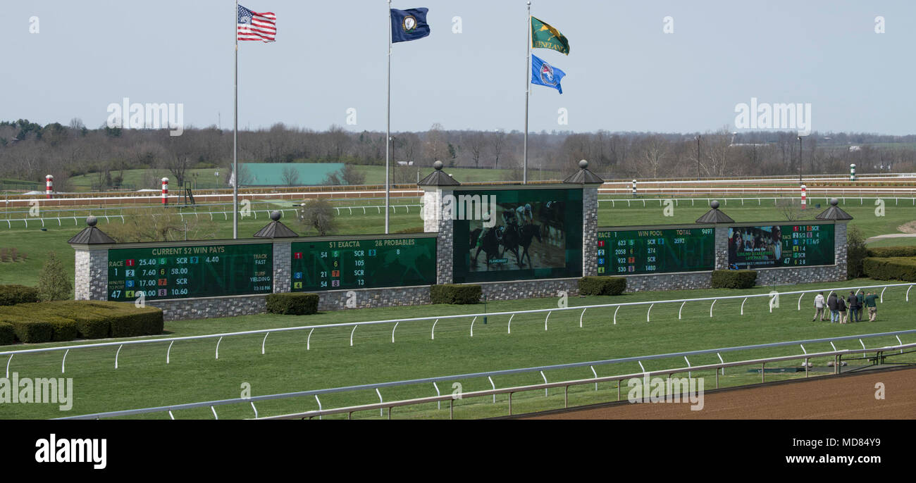 Secrétaire de l'Agriculture des États-Unis Sonny Perdue tours Keeneland Race Track, à Lexington, KY, le 6 avril 2018. Cela fait partie de la troisième "retour à nos racines" RV d'. "Comme toujours, notre 'Retour aux sources' RV excursion est une occasion de sortir de Washington, D.C. d'entendre directement le peuple américain dans la communauté agricole," a déclaré le secrétaire perdue. "Alors que le Congrès continue son travail sur le projet de loi sur l'agriculture, la prospérité rurale, et beaucoup d'autres priorités de l'agriculture, de l'USDA est prête à aider dans toute la mesure du possible et d'être une voix pour les agriculteurs, les éleveurs, les producteurs, et les forestiers. Banque D'Images