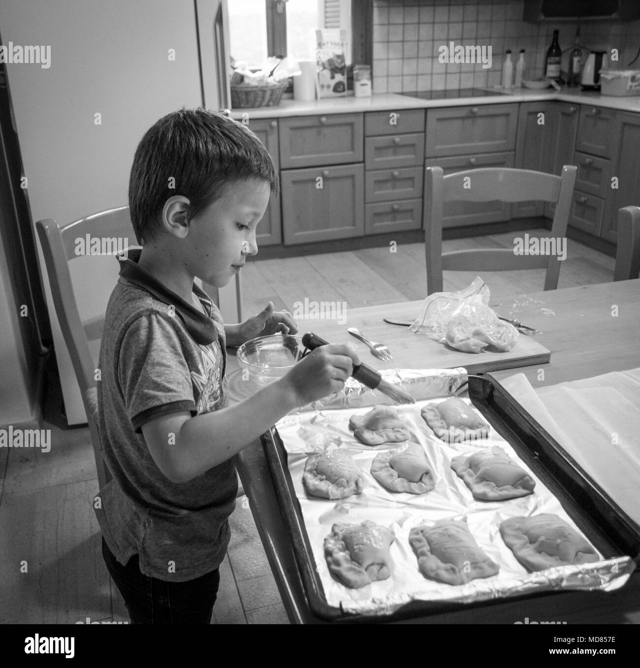 Boy brushing puff dans la cuisine Banque D'Images