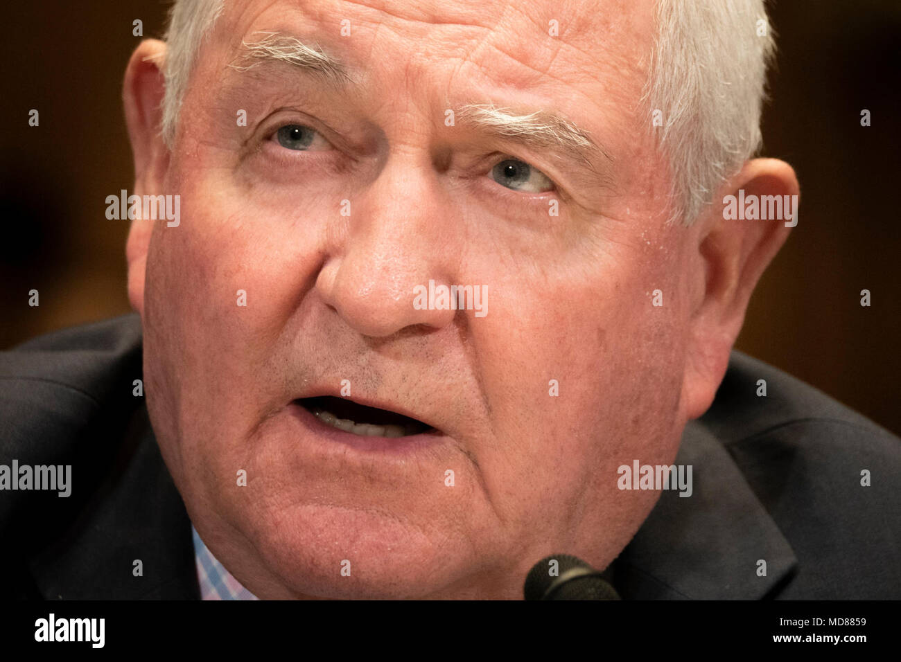 Ministère de l'Agriculture des États-Unis (USDA) Secrétaire Sonny Perdue, avec l'Économiste en chef Dr Robert Johansson et d'agir du Budget Mme Diem-Linh Jones à ses côtés, témoigne de la Sous-comité sénatorial de l'Agriculture, du développement rural, d'examiner le projet de budget des dépenses et la justification pour l'exercice 2019 pour le ministère de l'Agriculture, le 11 avril 2018. Banque D'Images