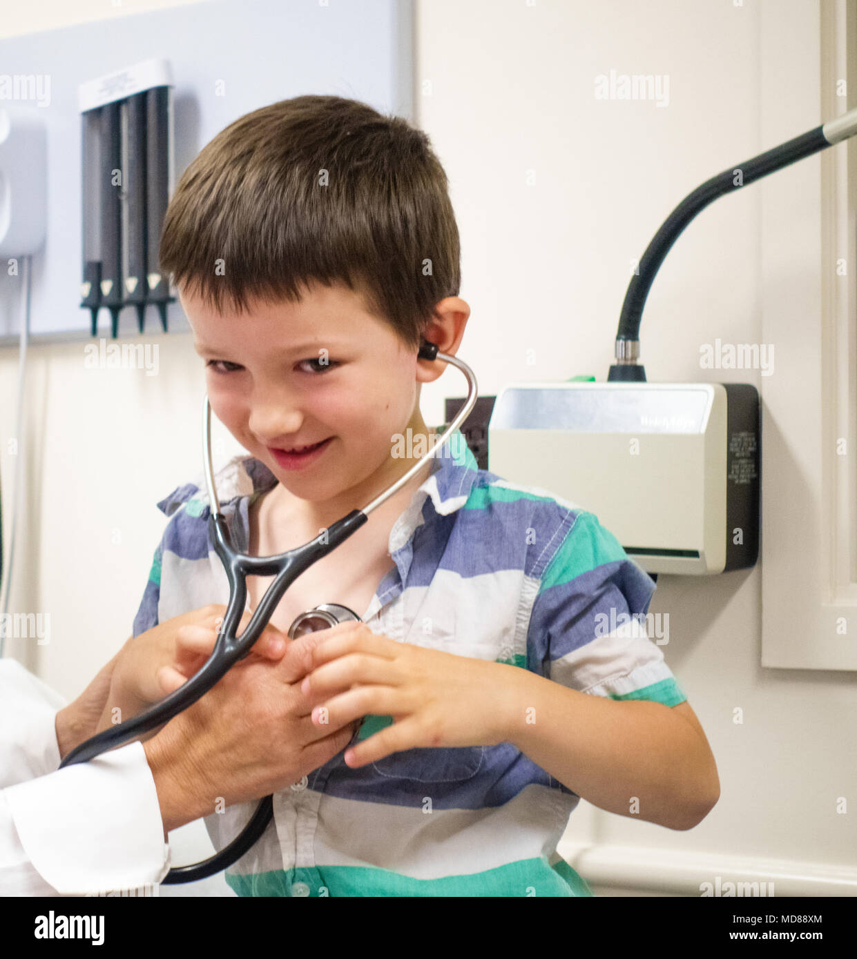 Médecin avec petit garçon écoute de pulsation sur stethoscope Banque D'Images