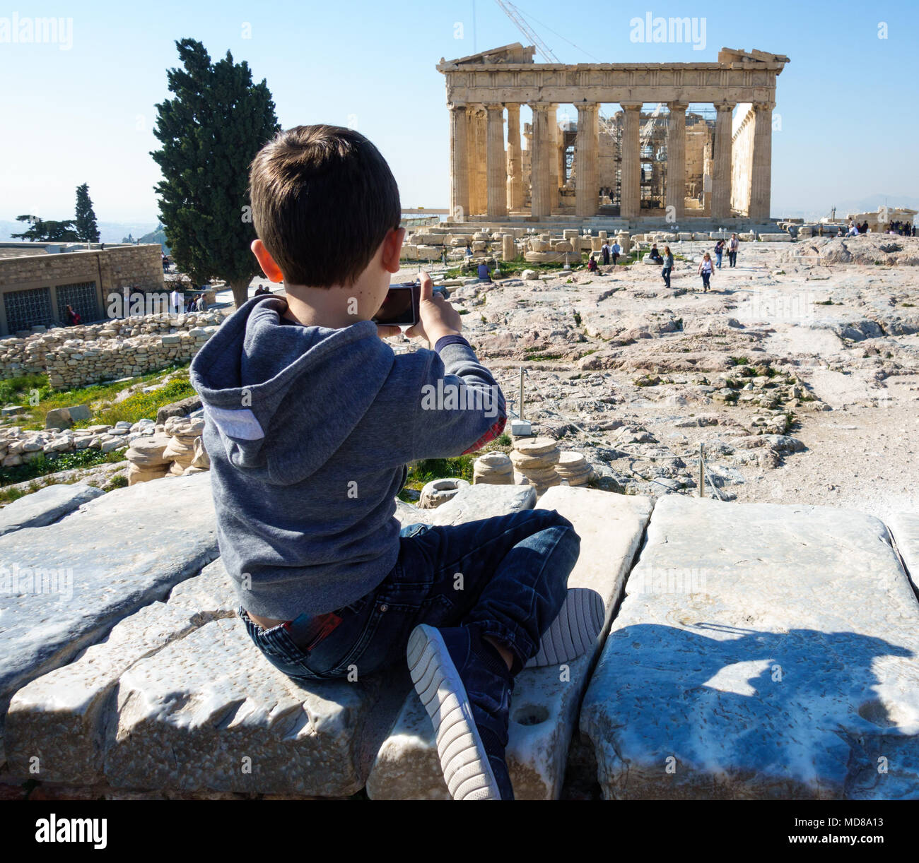 Vue arrière d'un garçon de la capture d'Acropole - Athènes, le téléphone mobile, Athènes, Grèce Banque D'Images