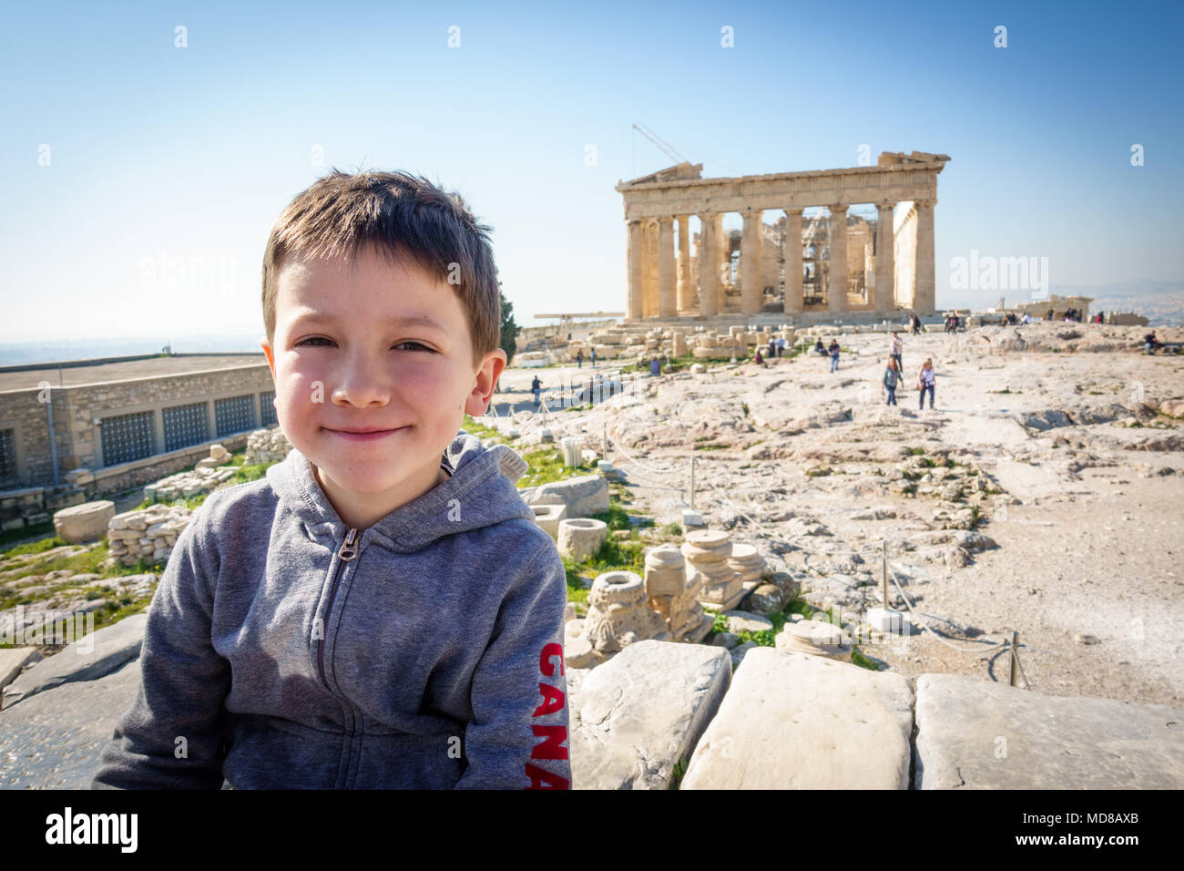 Portrait de garçon en face du Parthénon de l'Acropole, Athènes, Grèce Banque D'Images
