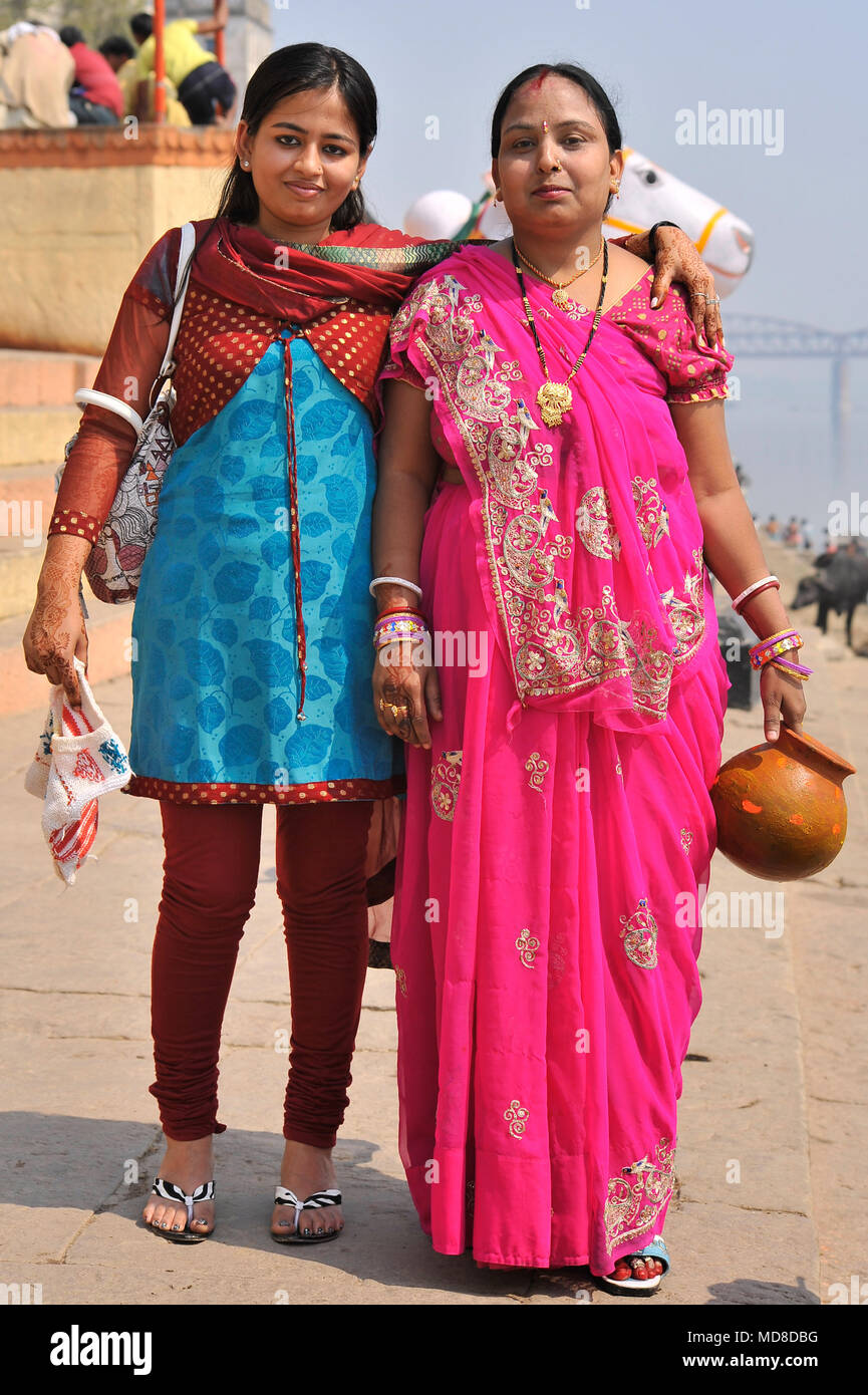 Mère et fille pose devant l'appareil photo sur les marches de Gaay Ghat de Varanasi Banque D'Images