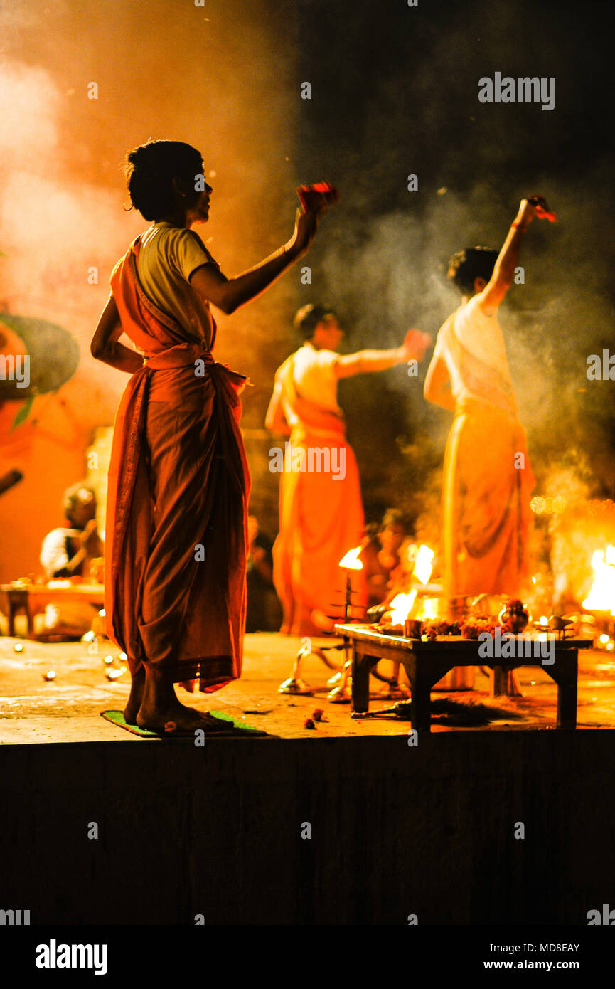 L'hindouisme : Ganga Aarti puja (cérémonie du soir) à Varanasi, Inde Banque D'Images