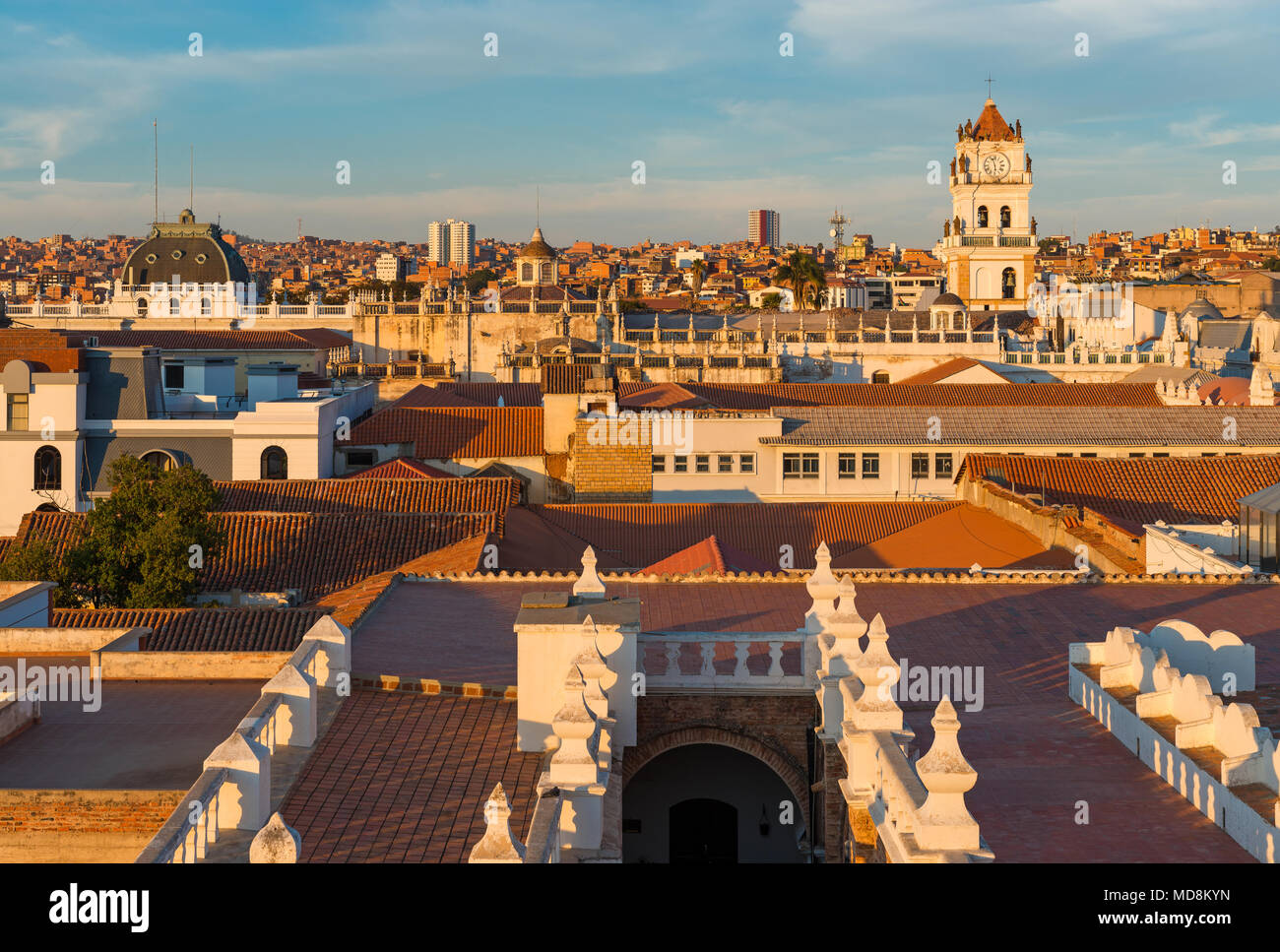 Paysage urbain et les toits de la ville de Sucre au coucher du soleil vu du toit de l'église de Felipe Neri la cordillère des Andes, la Bolivie, l'Amérique du Sud. Banque D'Images