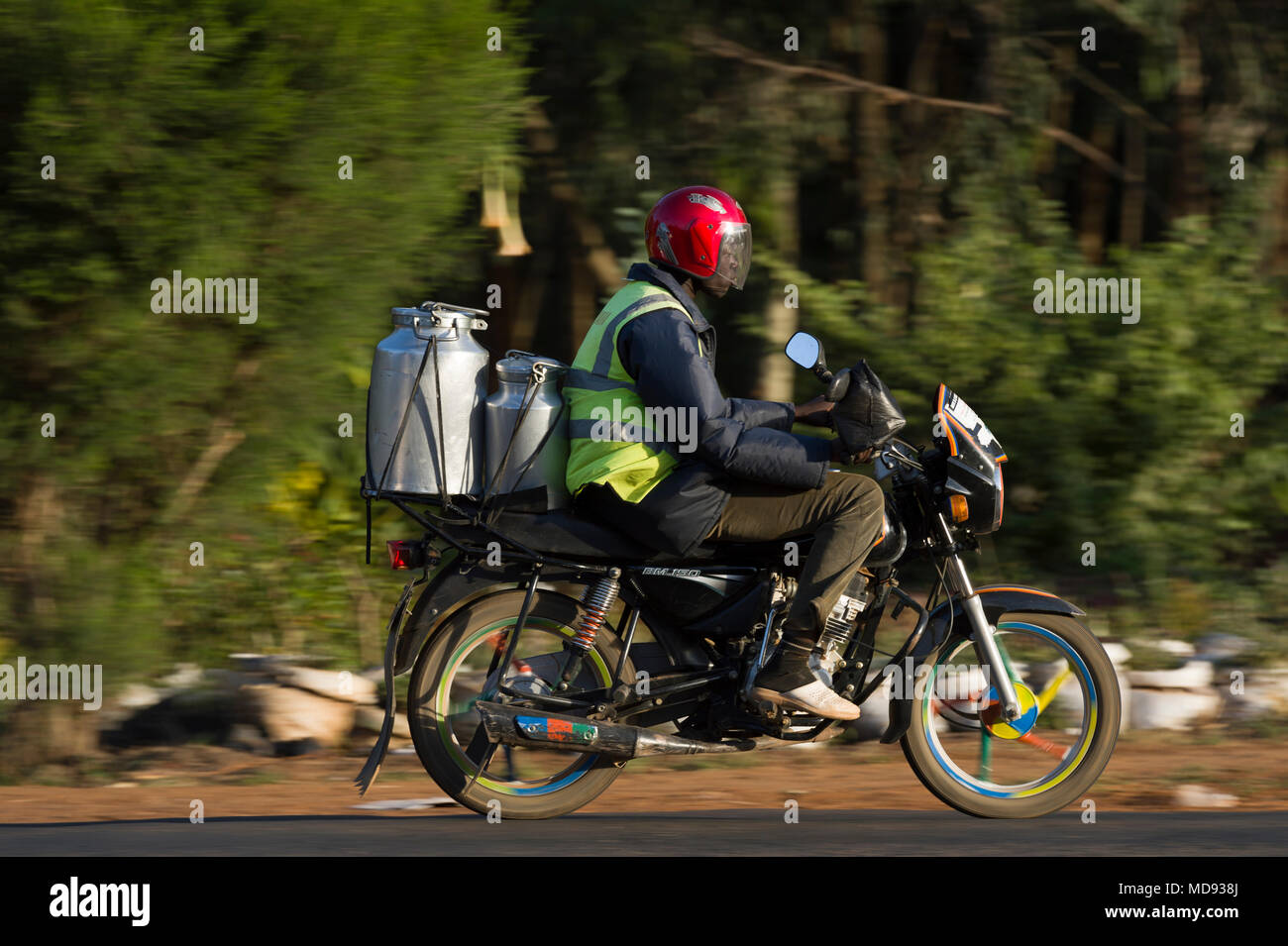 Un taxi moto, savoir qu'un, boda boda en Afrique de l'Est sont utilisés  pour le transport des personnes et des biens. A boda boda ont de très  mauvais résultats en matière de