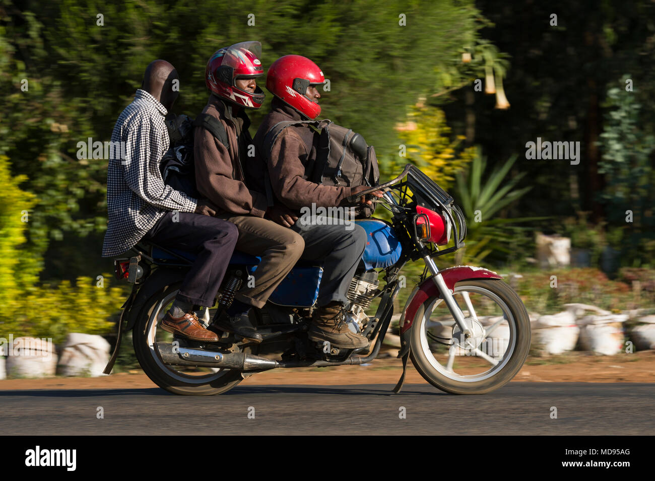 Un taxi moto, savoir qu'un, boda boda en Afrique de l'Est sont utilisés  pour le transport des personnes et des biens. A boda boda ont de très  mauvais résultats en matière de