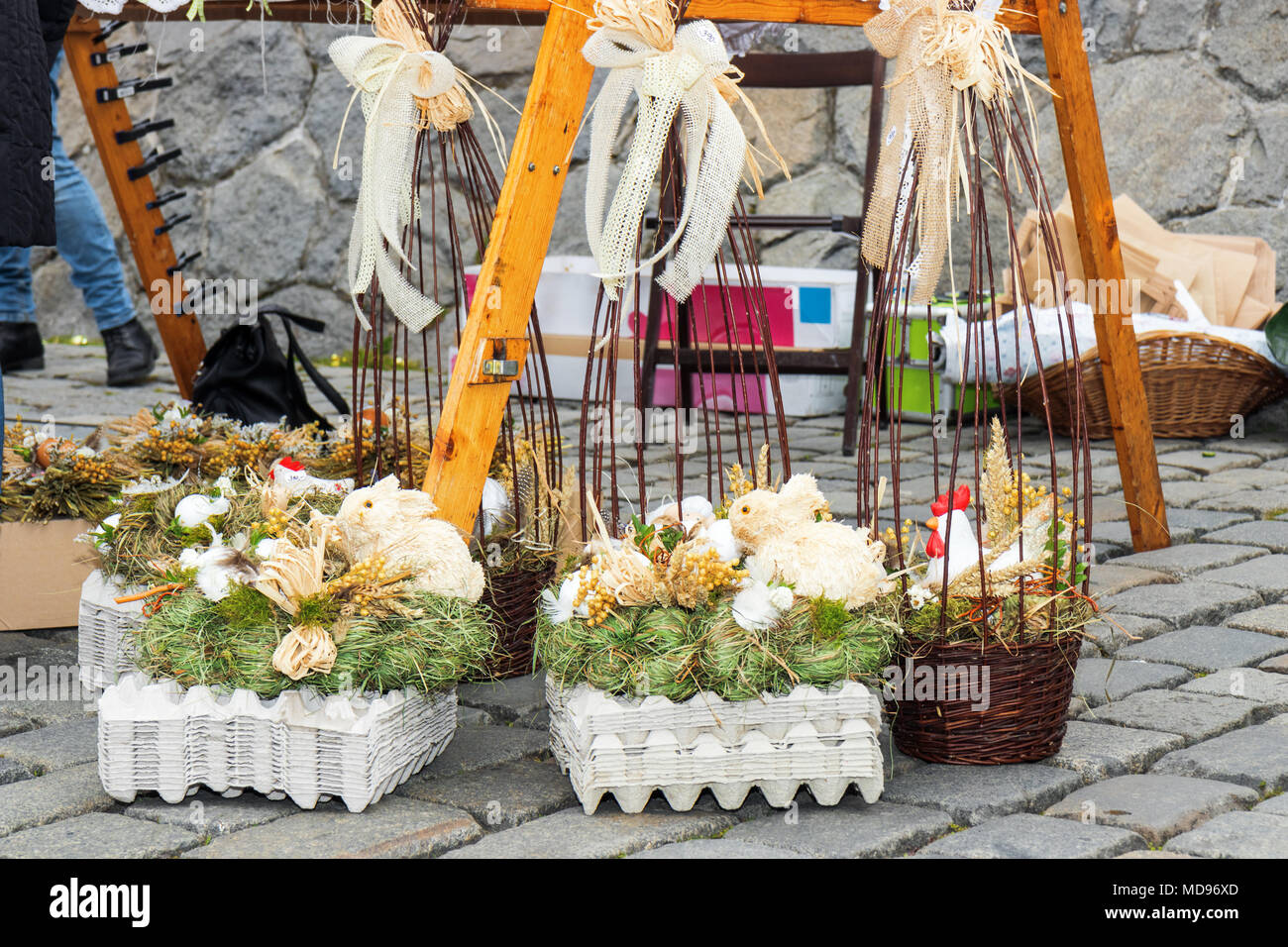 Symboles décoratifs traditionnels de Pâques fabriqués à partir de matériaux naturels, de lapins, de poulets, de poules, de paille, d'œufs, de marché de rue de Pâques. Banque D'Images