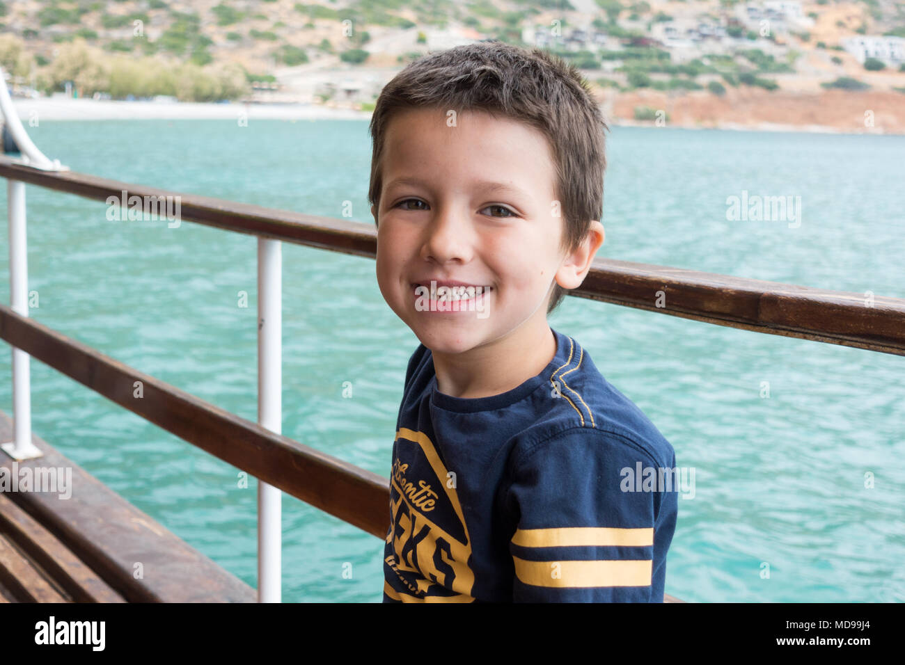 Portrait de garçon au bateau à Spinalonga, Crète, Grèce Banque D'Images