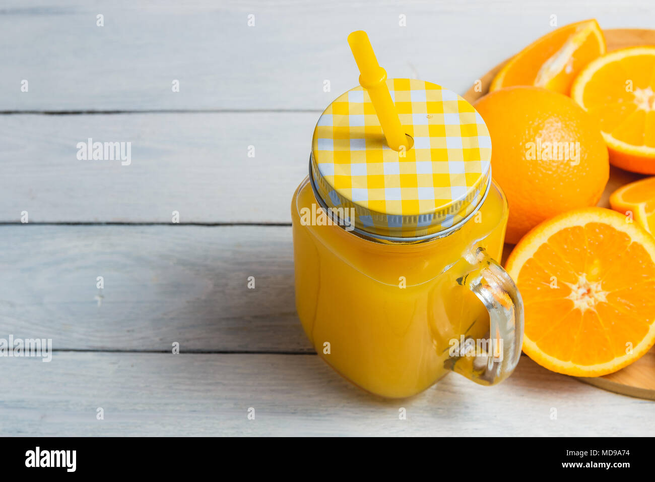 Fabricants de jus d'Orange et de verre sur fond de bois blanc. Concept sain avec Copyspace. Banque D'Images