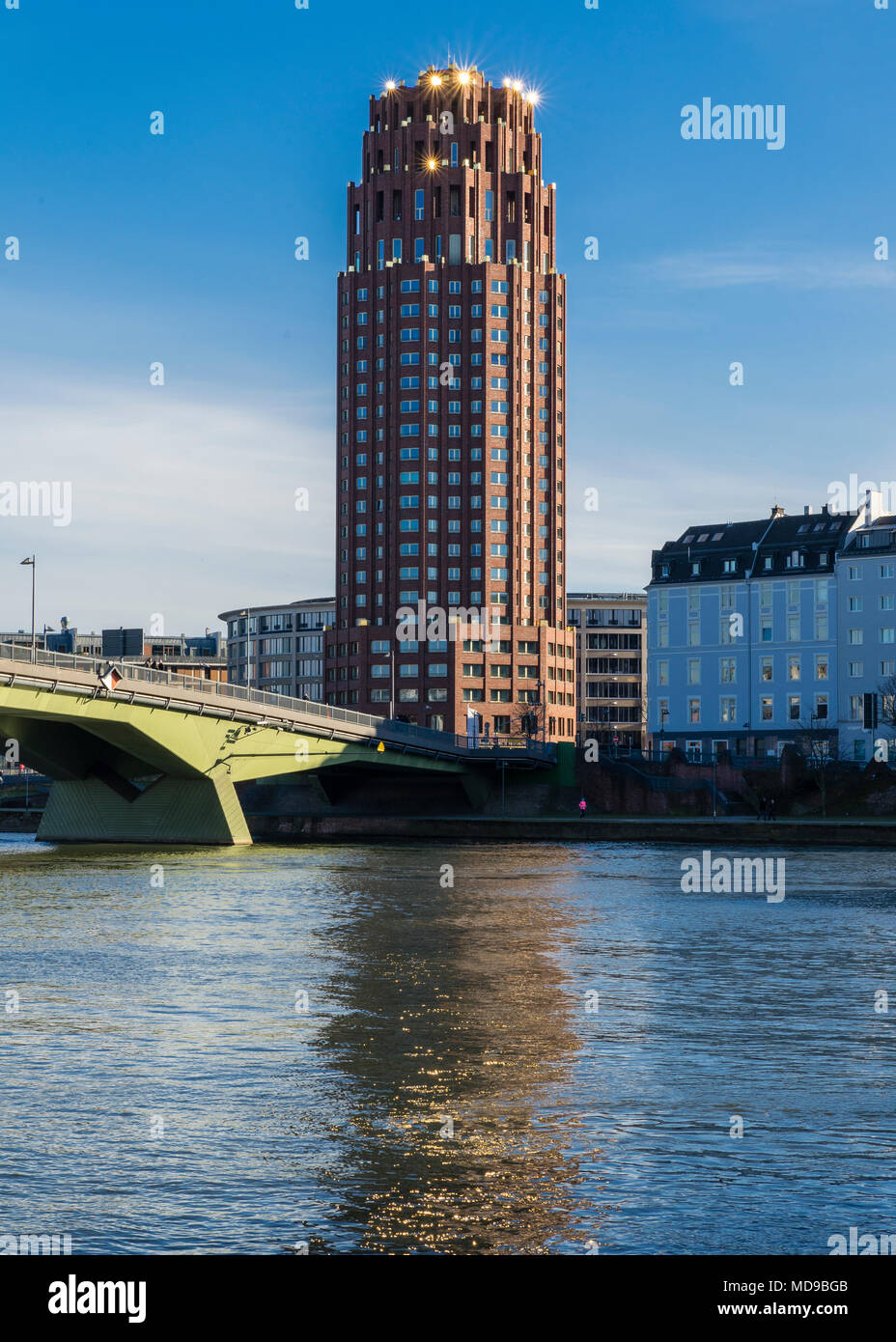 Place principale, l'hôtel Tower, réfléchissant avec dentelle d'or, architecte Hans Kollhoff, Frankfurt am Main, Hesse, Allemagne Banque D'Images