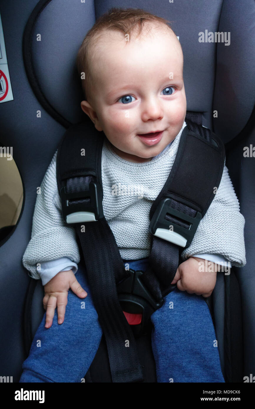 Little baby boy sitting on car seat Banque D'Images