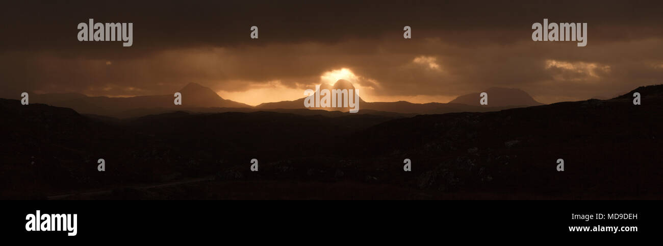 Lumière dorée tombe sur Suilven et l'Inverpolly trhough montagnes. Côte Nord 500 Banque D'Images