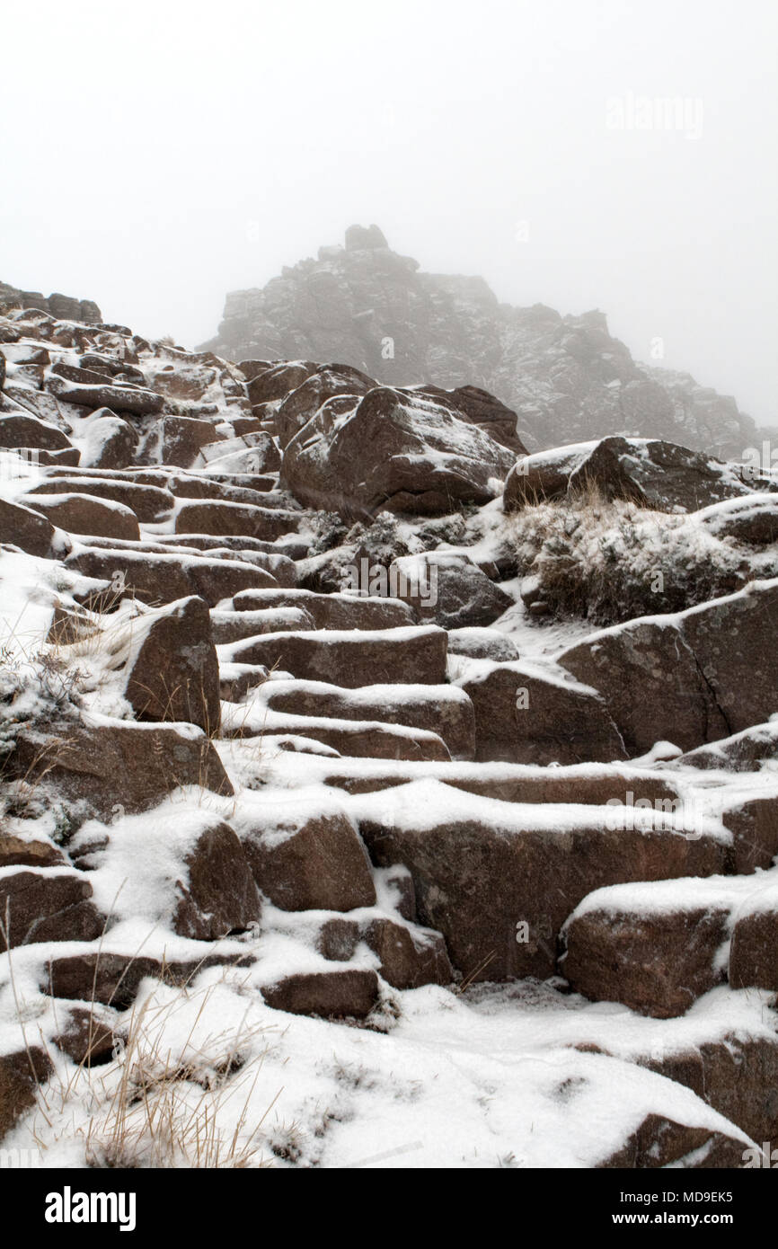 La neige a couvert les étapes menant au sommet du Stac Pollaidh dans Inverpolly. Côte Nord 500 Banque D'Images