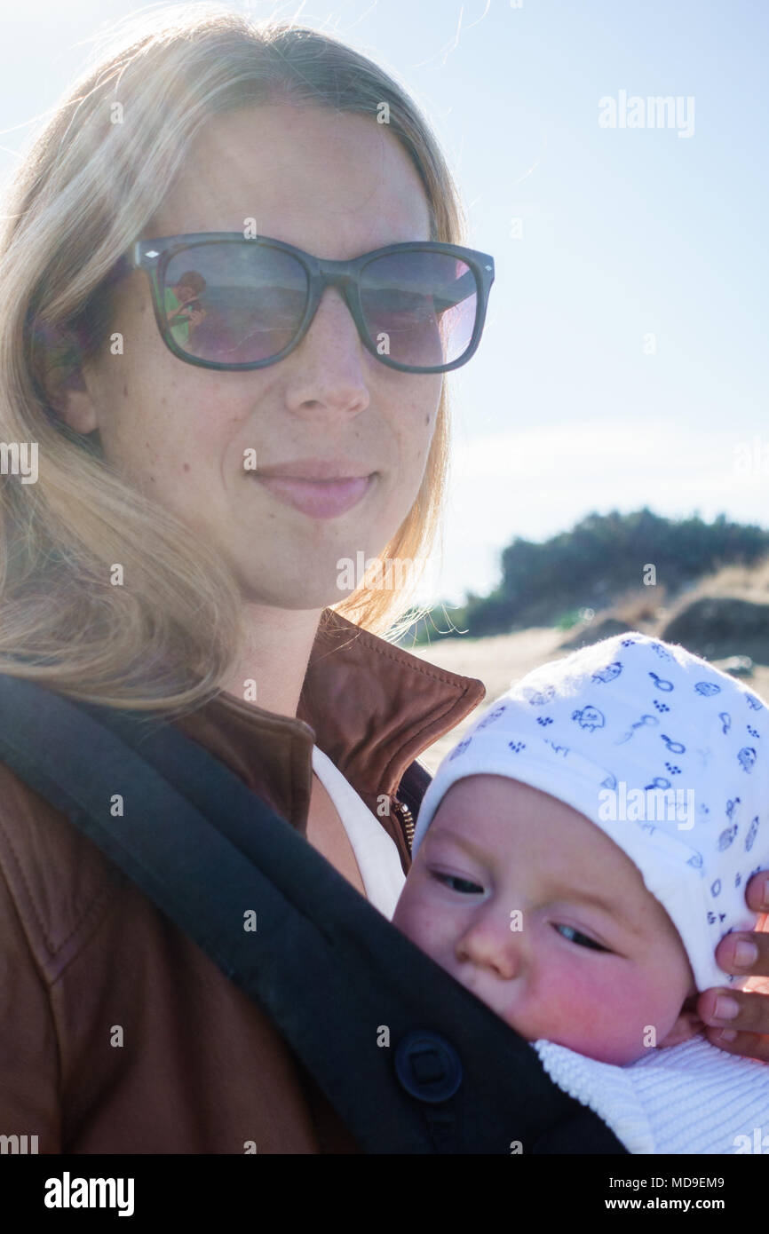Portrait de mère exerçant son bébé en été, Grèce Banque D'Images