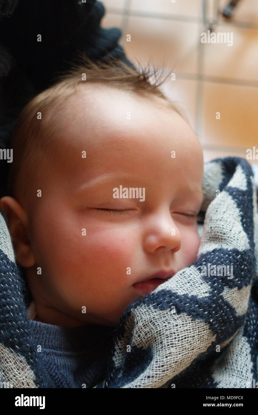 Dormir mignon nouveau-né enveloppé dans une couverture Banque D'Images