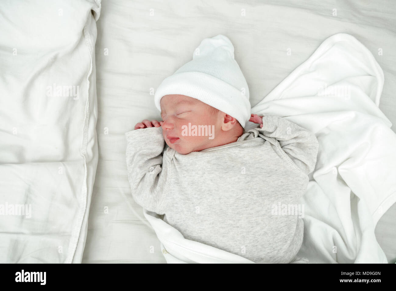 Cute baby boy sleeping on bed Banque D'Images