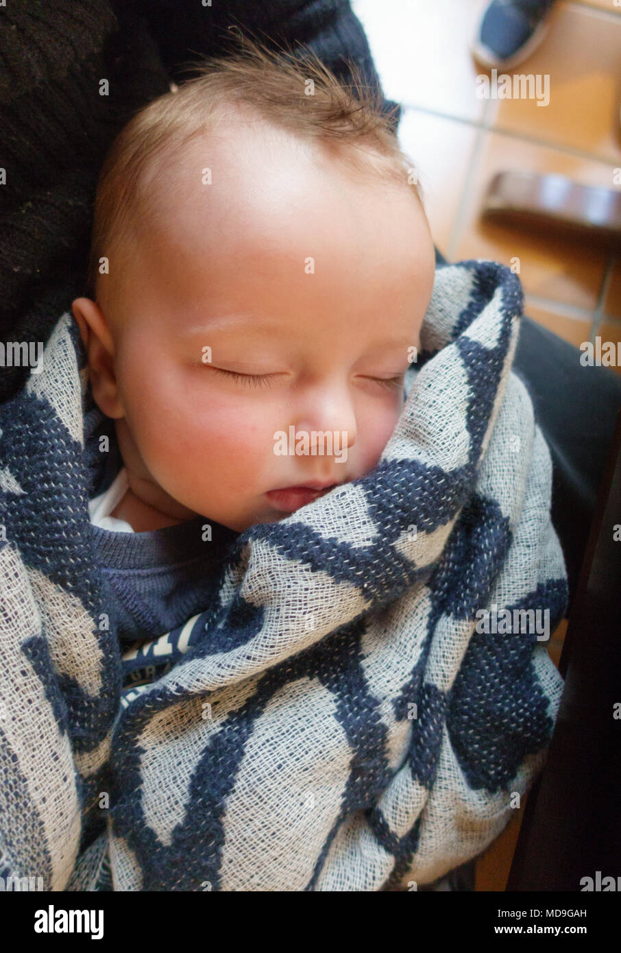 Dormir bébé nouveau-né enveloppé dans une couverture Banque D'Images