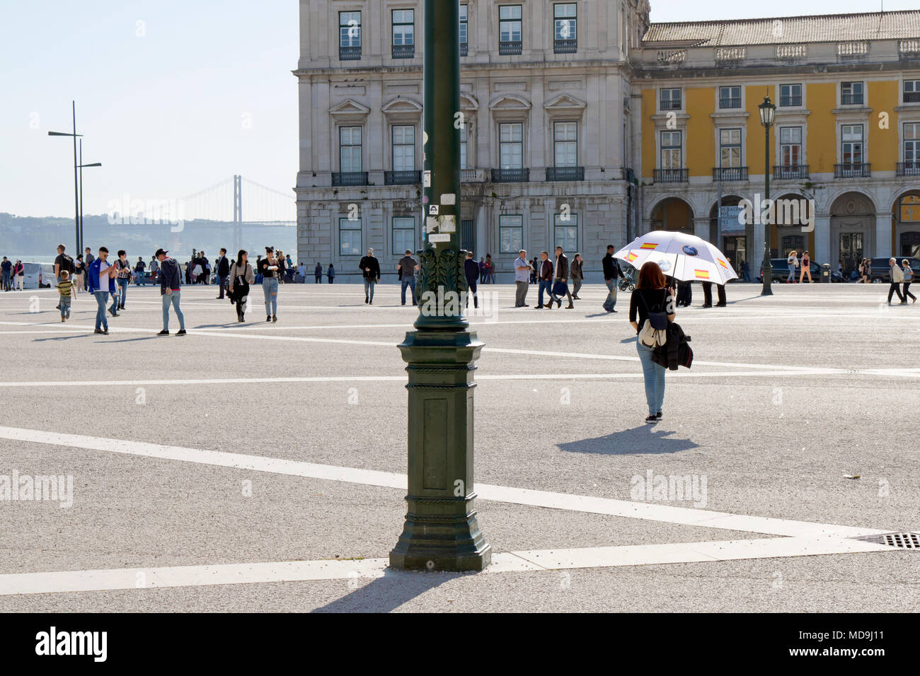 Terreiro do Paço, Lisbonne, Portugal. Femme avec parapluie oferring tours gratuits. Banque D'Images