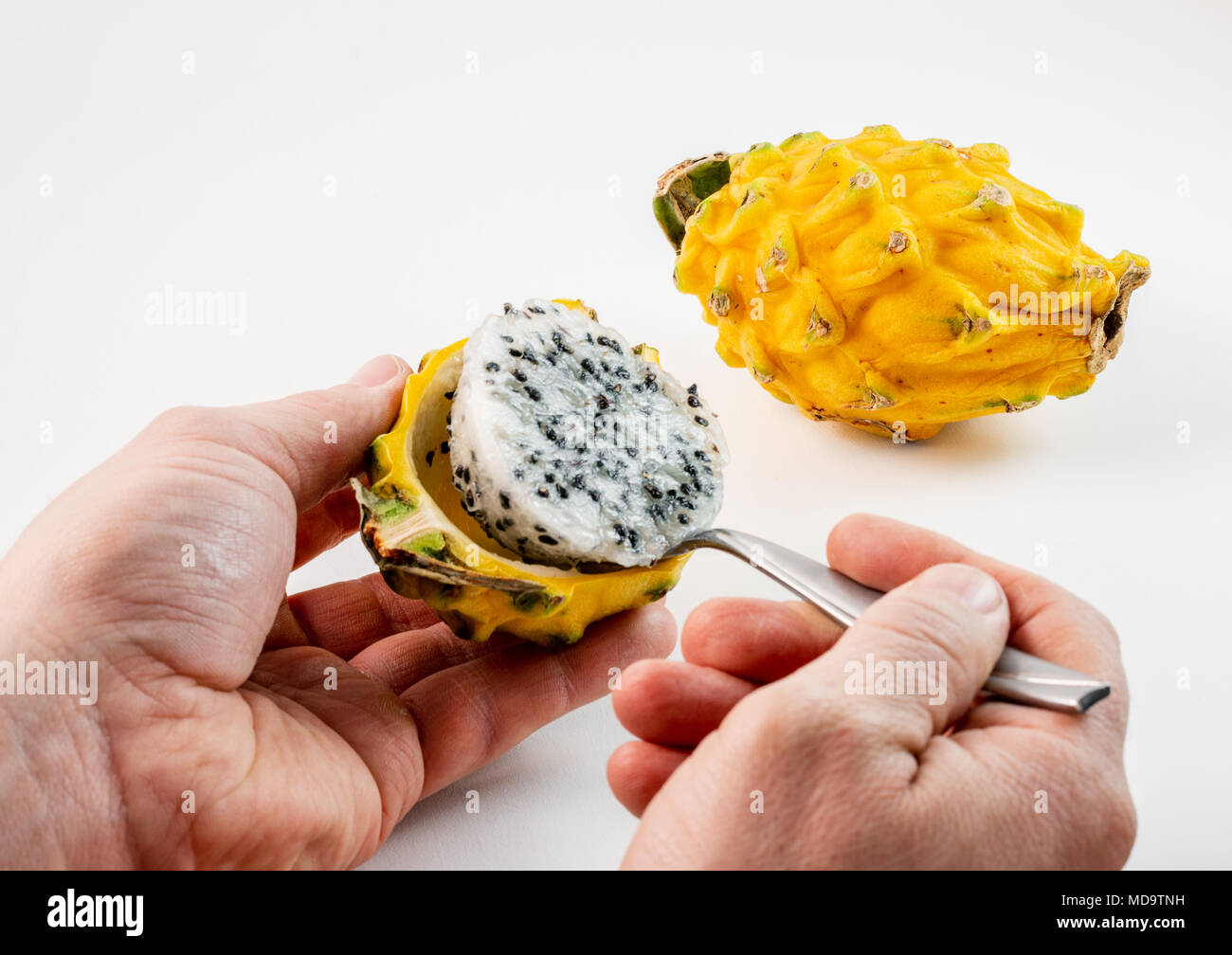 Un homme aux fruits  > Fruits de la peau d'un dragon fruit jaune isolé sur fond blanc. Banque D'Images