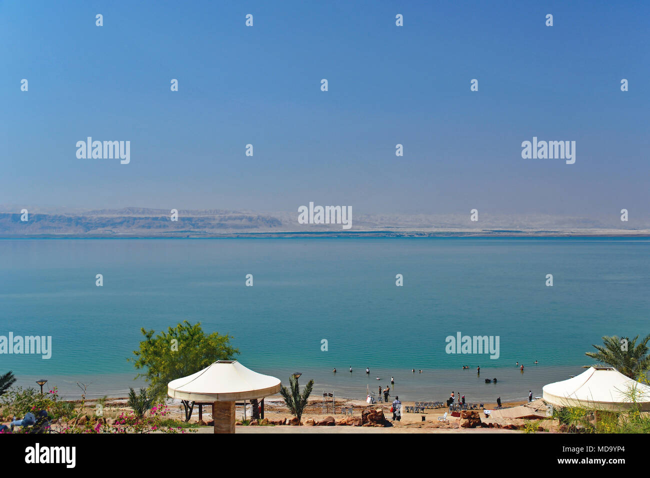 Vue sur la mer Morte à partir de la Jordanie avec Israël à travers l'eau. Banque D'Images