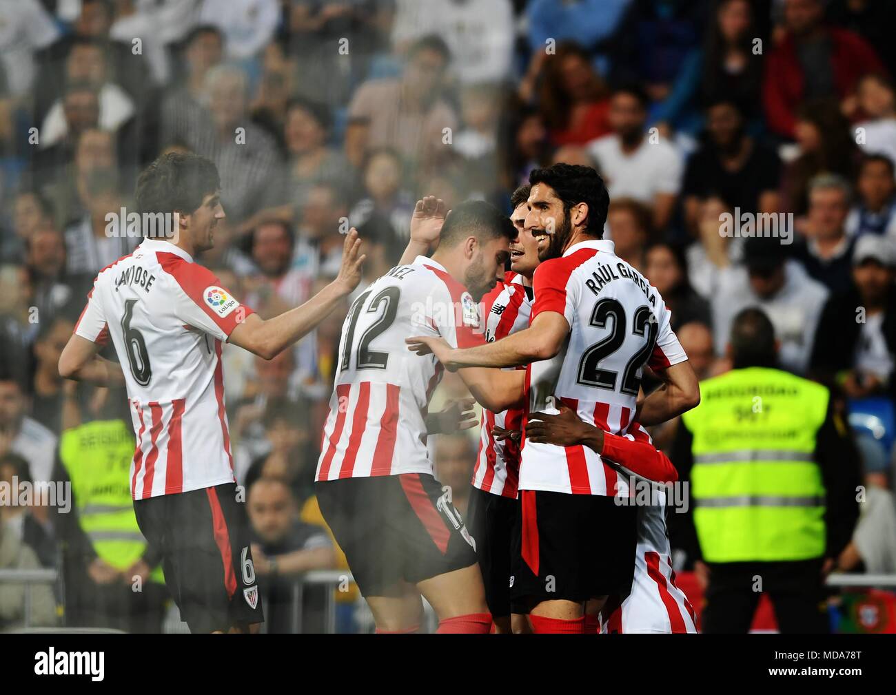 Madrid, Espagne. 18 avr, 2018. Ath.Les joueurs de Bilbao célèbrent leur but durant un match de championnat espagnol entre le Real Madrid et l'Athletic Club Bilbao à Madrid, Espagne, le 18 avril 2018. Le match s'est terminé 1-1. Credit : Guo Qiuda/Xinhua/Alamy Live News Banque D'Images