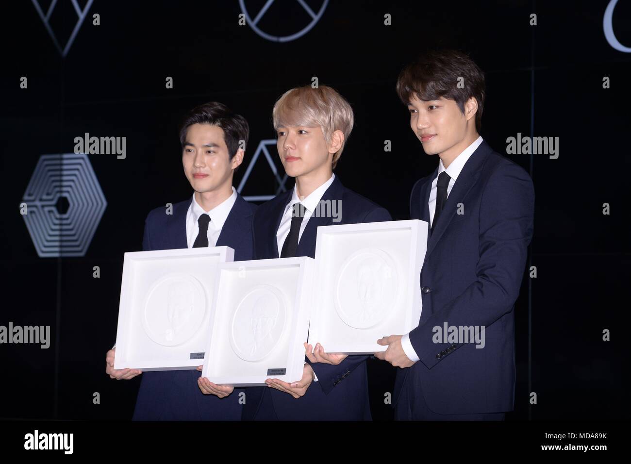 Séoul, Corée. 18 avr, 2018. Byun Baek-hyun, Suho et Kai ont assisté à la cérémonie d'émission de monnaie commémorative officielle EXO à Samseong-dong à Séoul, Corée, le 18 avril, 2018.(La Chine et la Corée à l'homme) Credit : TopPhoto/Alamy Live News Banque D'Images