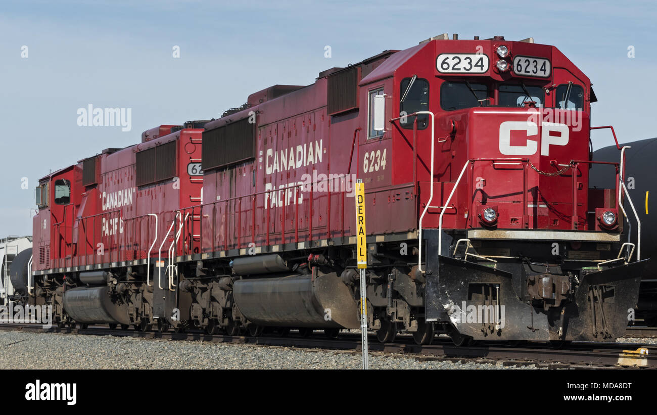 Medicine Hat, Alberta, Canada. Août 27, 2016. Locomotives de chemin de fer Canadien Pacifique fou sur un embranchement ferroviaire près de Medicine Hat, Alberta, Canada. Credit : Bayne Stanley/ZUMA/Alamy Fil Live News Banque D'Images