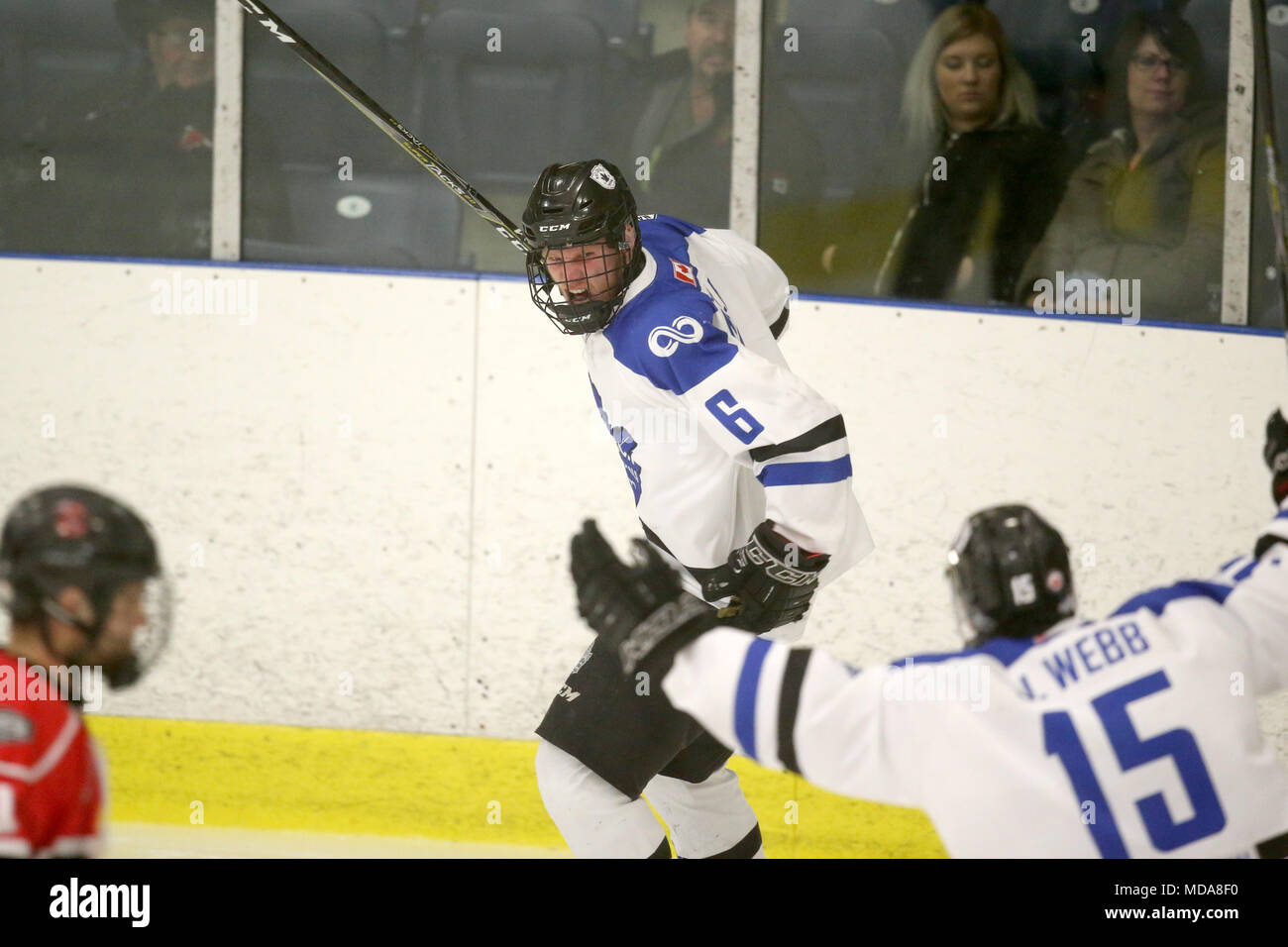 London, Ontario, Canada. 18 avr, 2018. Les ressortissants de Londres de gagner 6 minutes en prolongation sur un but par Cohen Kiteley(6), la série remonte maintenant à Listowel sur jeu 6 comme les cyclones laisse le meilleur de la série 7 3-2. Luc Durda/Alamy live news Banque D'Images