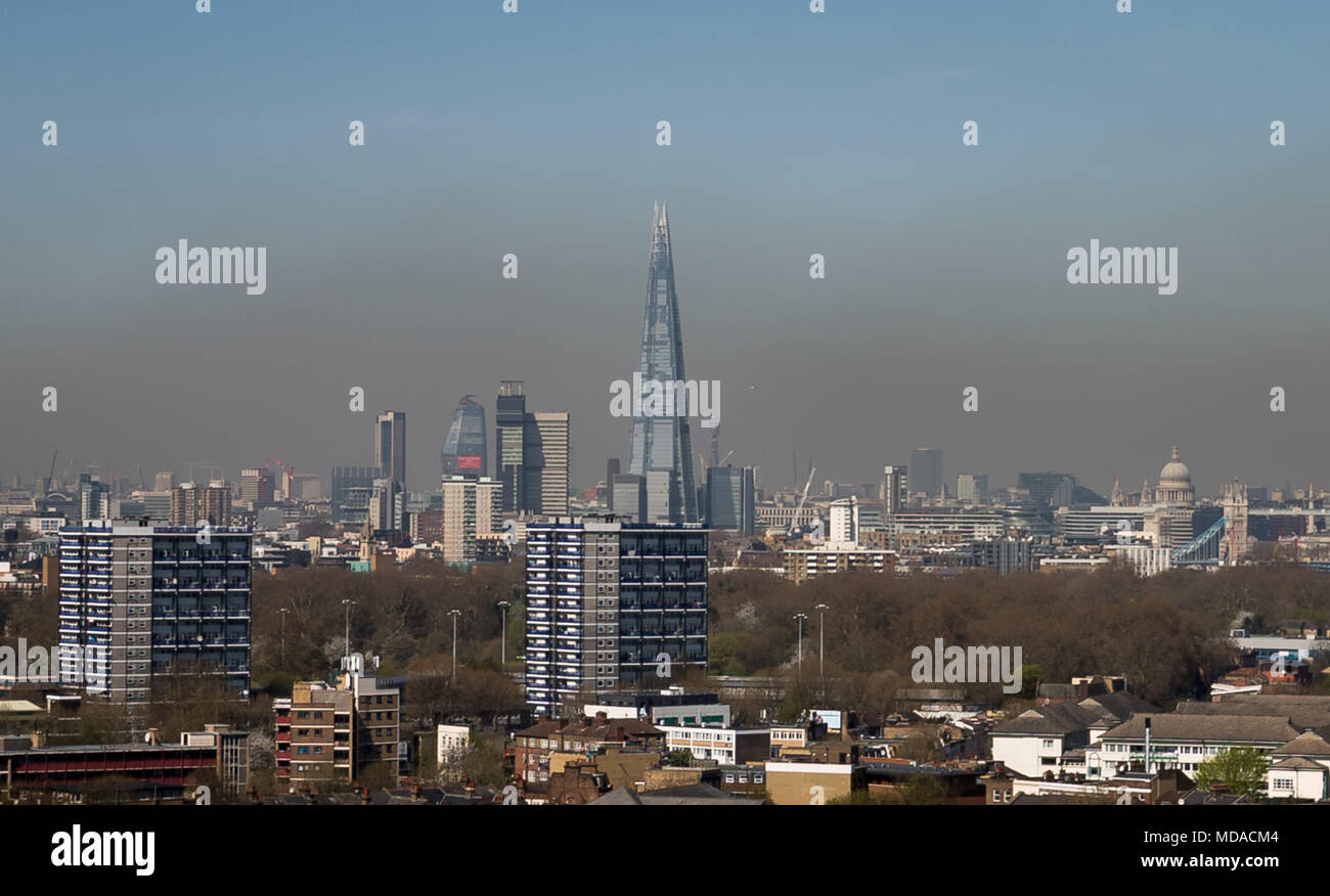 Londres, Royaume-Uni. 19 avril, 2018. Météo France : Le gratte-ciel Shard des stands avec bande grise de la pollution atmosphérique de la ville la ville de couverture sur l'un des jours les plus chauds de l'année. Les émissions de particules polluantes de l'air local actuellement comme "faible". Crédit : Guy Josse/Alamy Live News Banque D'Images