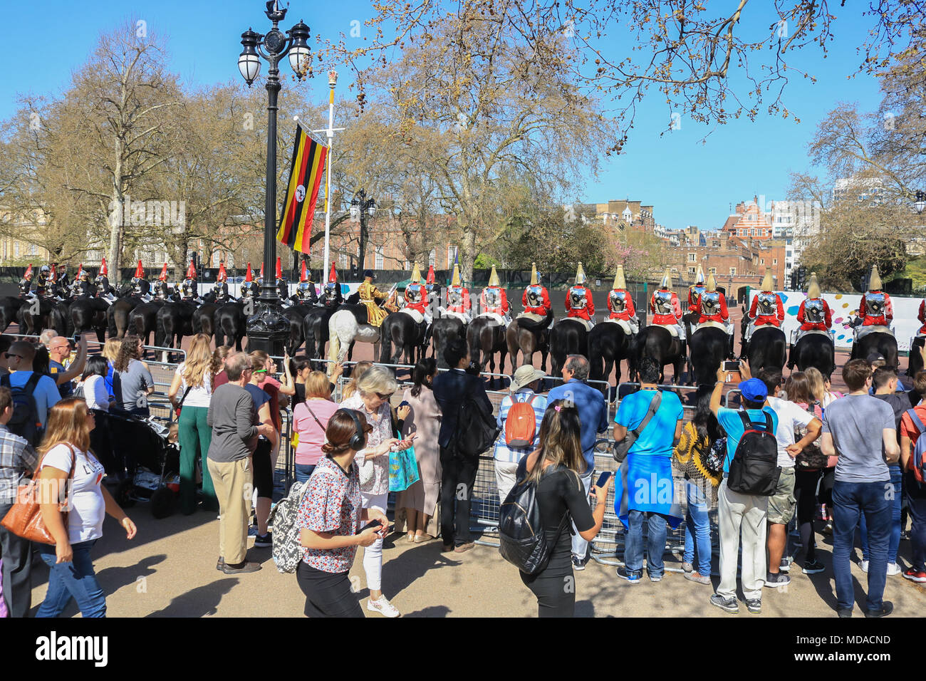 London UK. 19 avril 2018. Les agents de police La ligne Mall saf partie de mesures de sécurité supplémentaires que les dirigeants se préparent à recueillir à Lancaster House Crédit : amer ghazzal/Alamy Live News London UK. 19 avril 2018. Les touristes regarder une répétition de la Household Cavalry band sur le Mall, bureau pour la réunion des chefs de gouvernement du Commonwealth Credit : amer ghazzal/Alamy Live News Banque D'Images