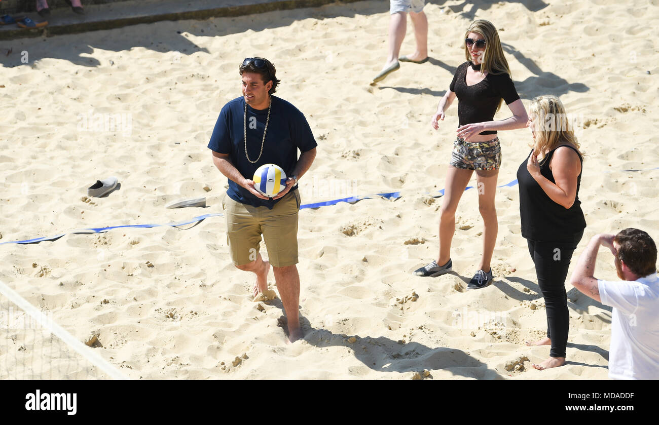 Brighton UK 19 avril 2018 - James d'argent, connu sous le nom de beach-volley joue Arg sur le front de mer de Brighton avec extras de la télé-réalité show 'le seul moyen est l'Essex' comme ils aiment le beau temps ensoleillé pendant le tournage . Le beau temps chaud est appelée à se poursuivre tout au long de la Grande-Bretagne avec les températures devraient atteindre dans les années 20 élevée dans certaines parties du sud-est Crédit : Simon Dack/Alamy Live News Crédit : Simon Dack/Alamy Live News Banque D'Images