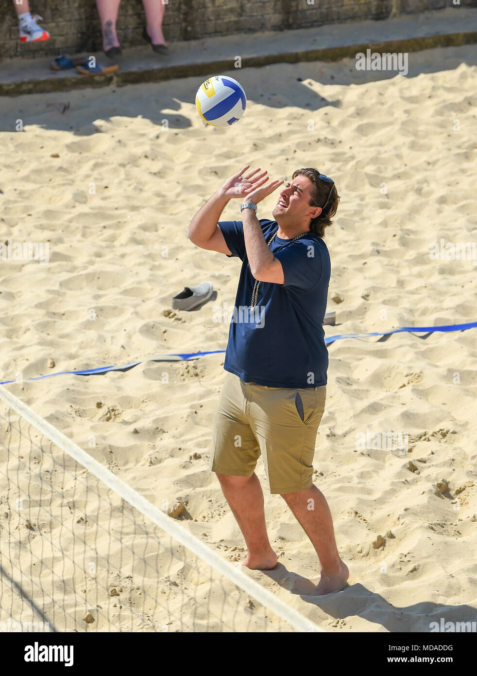 Brighton UK 19 avril 2018 - James d'argent, connu sous le nom de beach-volley joue Arg sur le front de mer de Brighton avec extras de la télé-réalité show 'le seul moyen est l'Essex' comme ils aiment le beau temps ensoleillé pendant le tournage . Le beau temps chaud est appelée à se poursuivre tout au long de la Grande-Bretagne avec les températures devraient atteindre dans les années 20 élevée dans certaines parties du sud-est Crédit : Simon Dack/Alamy Live News Crédit : Simon Dack/Alamy Live News Banque D'Images