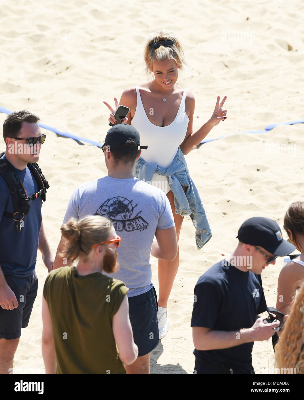 Brighton UK 19 avril 2018 - Ambre Turner sur le front de mer de Brighton avec le cast rom la montrent le seul moyen est l'Essex comme ils aiment le beau temps ensoleillé pendant le tournage . Le beau temps chaud est appelée à se poursuivre tout au long de la Grande-Bretagne avec les températures devraient atteindre dans les années 20 élevée dans certaines parties du sud-est Crédit : Simon Dack/Alamy Live News Crédit : Simon Dack/Alamy Live News Banque D'Images