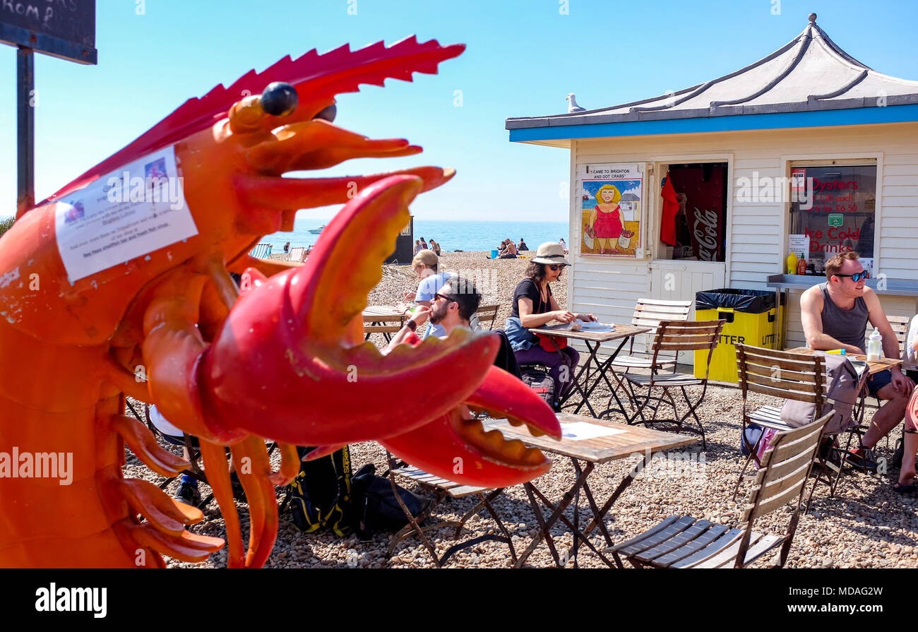 Brighton UK 19 avril 2018 - Les visiteurs profiter de la lumière du soleil chaude sur le front de mer de Brighton aujourd'hui . Le beau temps chaud est appelée à se poursuivre tout au long de la Grande-Bretagne avec les températures devraient atteindre dans les années 20 élevée dans certaines parties du sud-est Banque D'Images