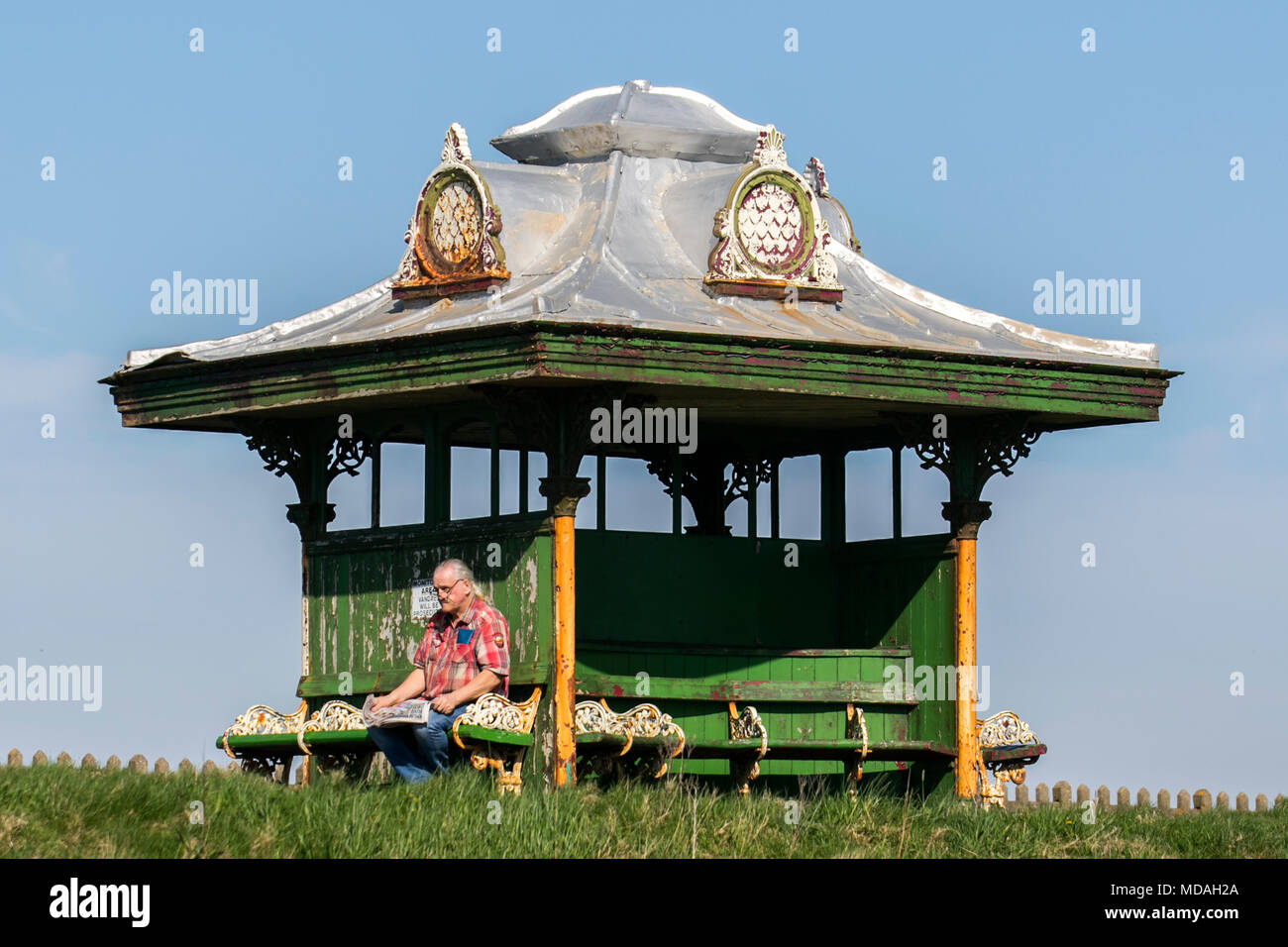 Cleveleys, Lancashire. Météo britannique. 19/04/2018. Pour commencer la journée ensoleillée sur la côte de Fylde. Credit : MediaWorldImages/Alamy Live News Banque D'Images