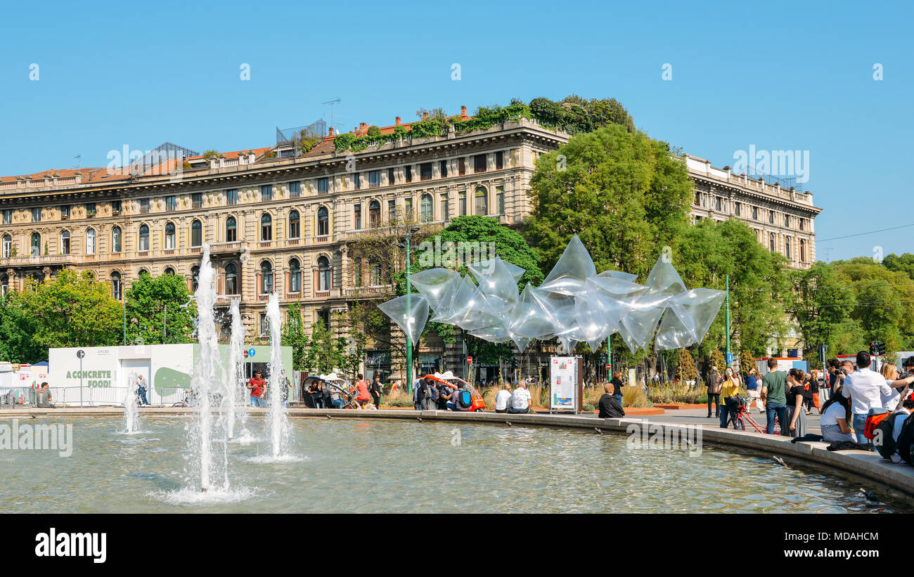 Milan, Italie - 19 Avril 2018 : Milan accueille la foire internationale de meubles et design (Salone del Mobile), où les concepteurs, architectes, concepteurs, éditeurs, et les passionnés de la dernière enquête dans le mobilier, l'éclairage, la décoration, et plus de crédit : Alexandre Rotenberg/Alamy Live News Banque D'Images